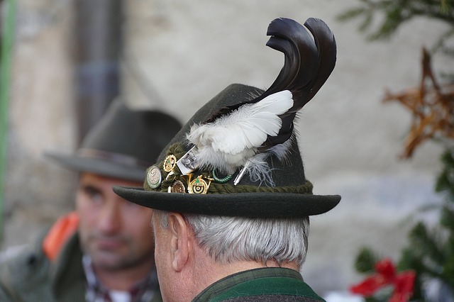 帽子に付いている 羽根や花飾りの意味は？ | 紳士の帽子の選び方 ハットスタイル